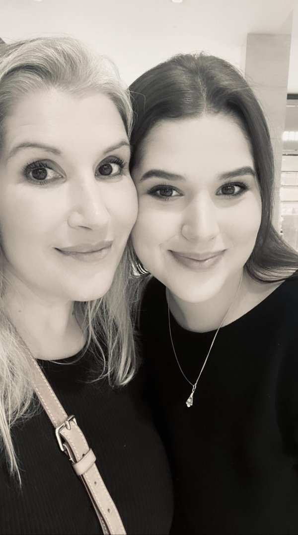 Ara and Maia, mother and daughter, side by side